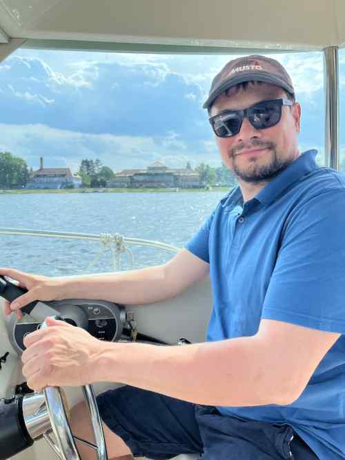 am Steuer vor der Pr&uuml;fung zum Sbf-Binnen!